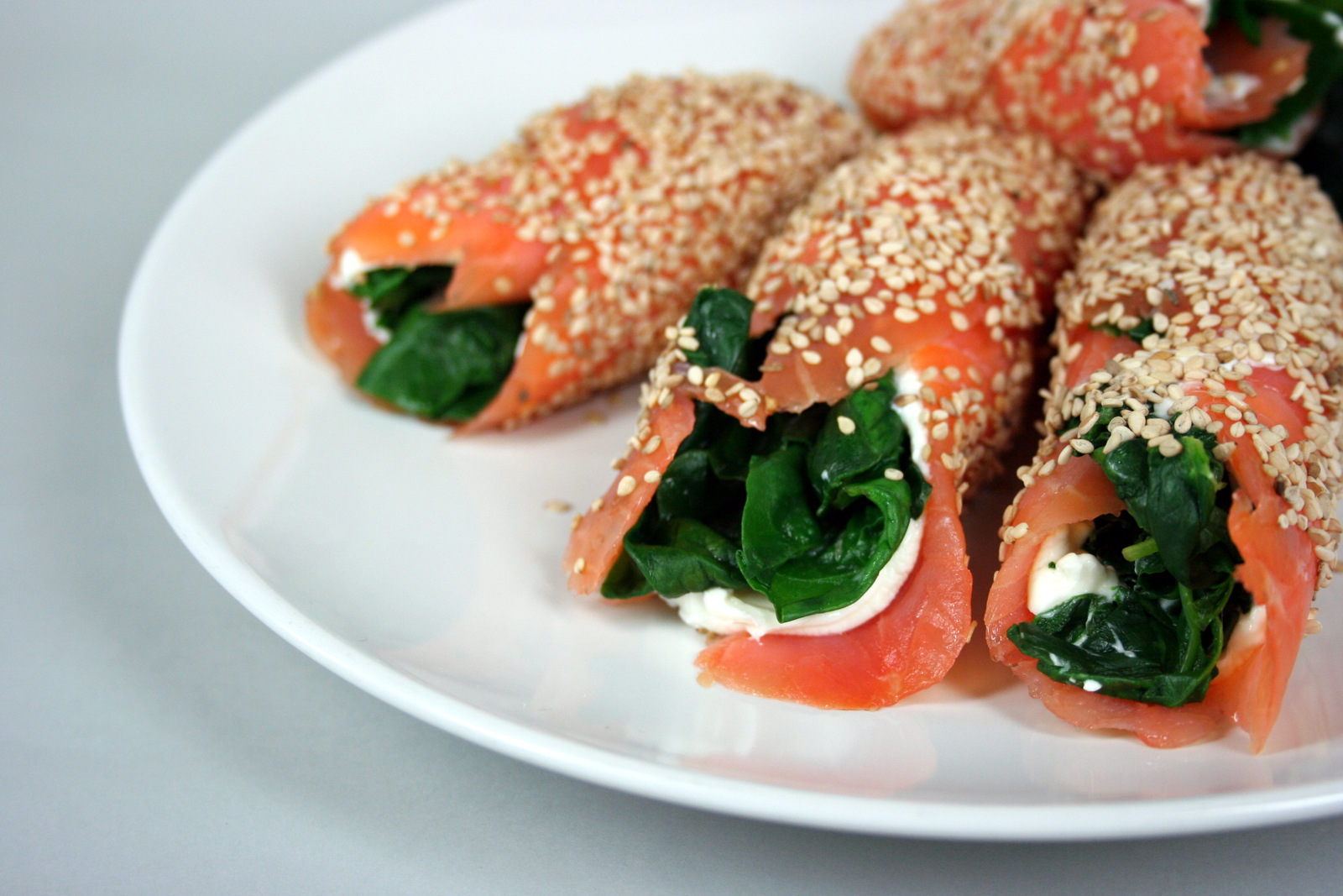 Involtini di salmone croccanti con formaggio fresco e spinaci