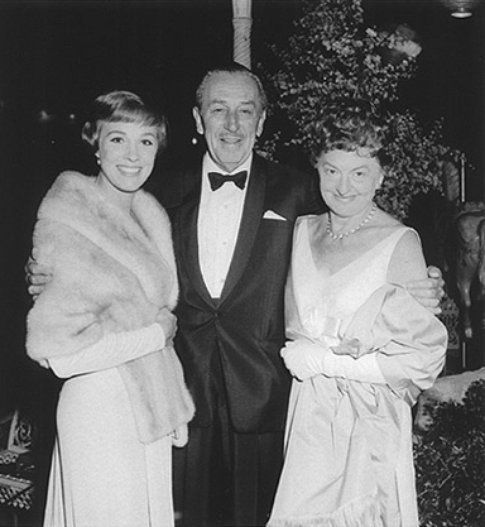 Walt Disney abbraccia Julie Andrews e Pamela Trevers