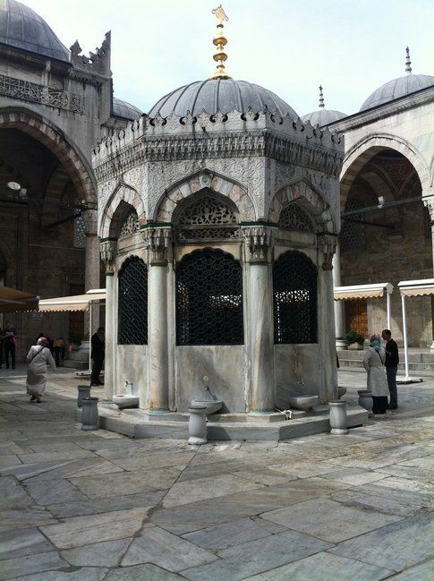 La moschea: ci si lava prima della preghiera