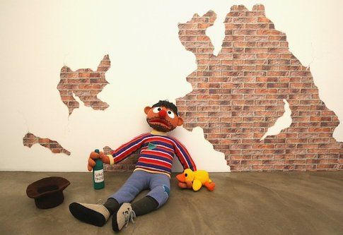 Il personaggio dei Muppet Ernie è diventato un barbone alcolizzato