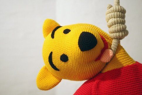 Winnie Pooh cade in depressione per la commercializzazione del suo personaggio da parte di Disney e si suicida