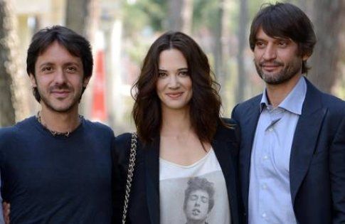 Asia Argento tra il regista Stefano Chiantini e il co-protagonista Ivan Franek