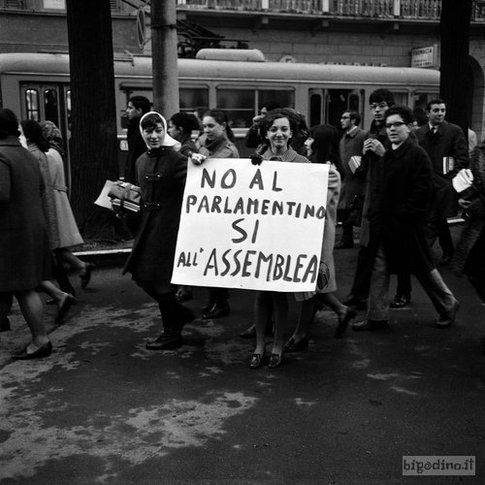 Manifestazione studentesca vicino al Provveditorato agli Studi, Cremona 1969