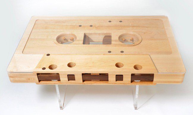 Mixtape Table: il tavolo a forma di musicassetta