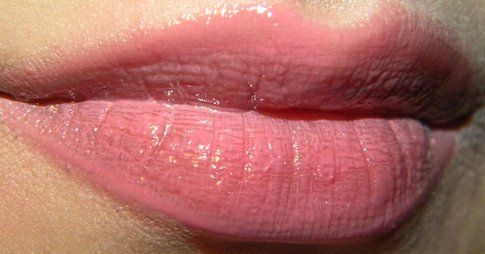 Labbra rosa delicate con un tocco di gloss