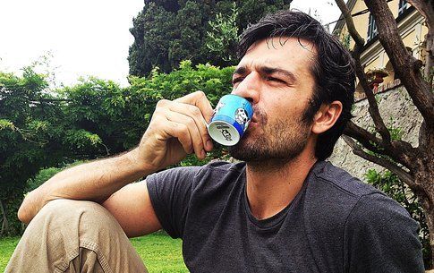 luca argentero mentre beve un caffè