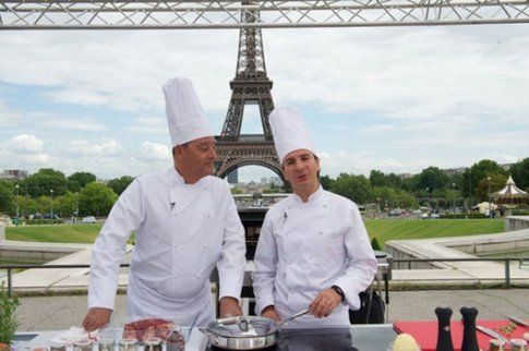 i due attori protagonisti a parigi, chef