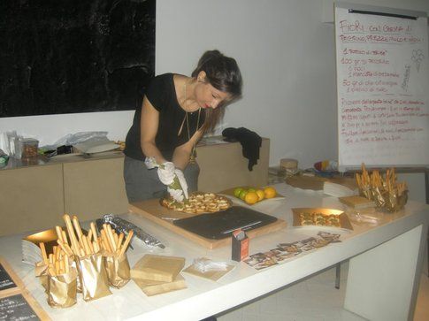 marta tovaglieri, food blogger, durante un evento che prepara i suoi piatti