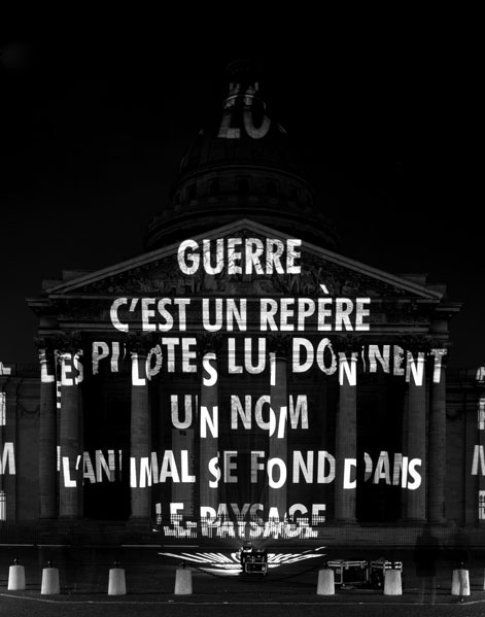 Jenny Holzer - War, Parigi 2001