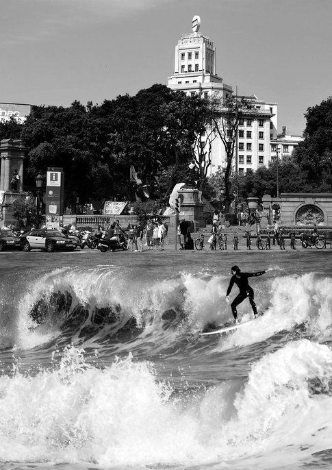 Fare del surf in Plaza Catalunya?