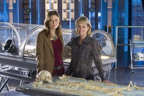 Kathy Reichs con la protagonista femminile di Bones