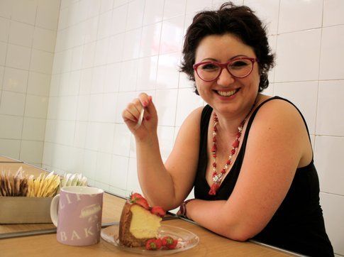 francesca alle prese con una fettona di cheesecake (foto di alessio baù)