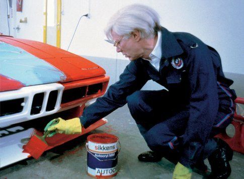 Andy Wahrol all'opera sulla sua auto d'artista, in mostra alla BMW Art Car Collection