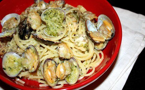 spaghetti alle vongole con pesto di mandorle