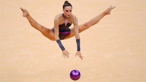 Delphine Ledoux in una prova di ginnastica ritmica. Foto di london2012.com