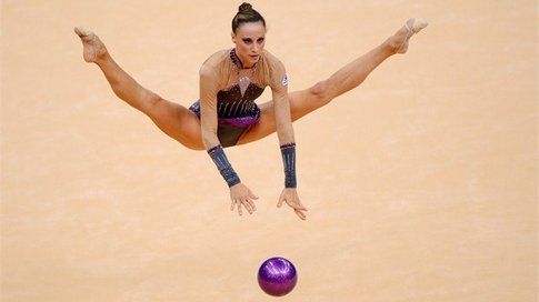 Delphine Ledoux in una prova di ginnastica ritmica. Foto di  london2012.com