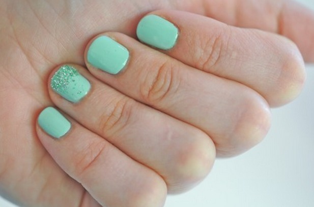 Nail art passo passo: voglia di glitter