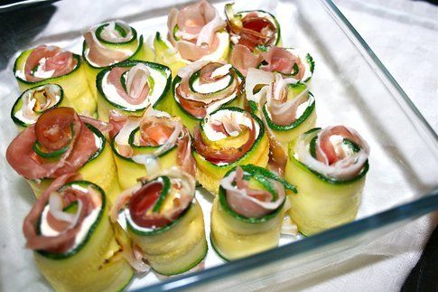 pirofila di vetro con rotolini di zucchine fresche