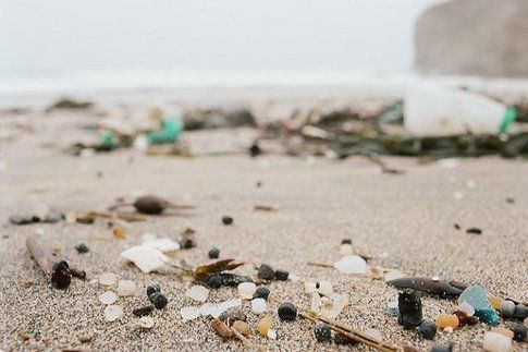 Detriti plastici in spiaggia