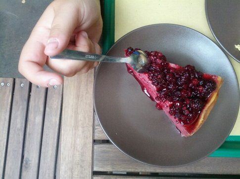 gioska mentre mangia una fette di cheesecake