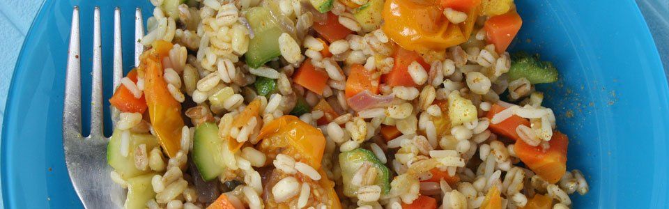 Risotto integrale in giallo, con verdure miste e curry