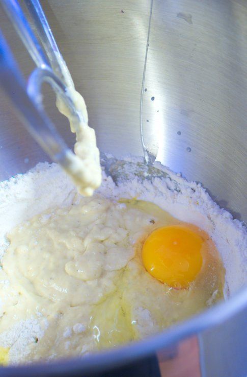 Farina, uova, latte e lievito per il plumcake
