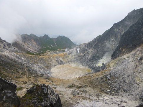 Il cratere spento del vulcano Sibayak