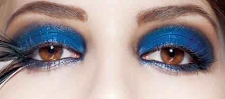 Make up in cinque mosse: blu e terra per un look importante