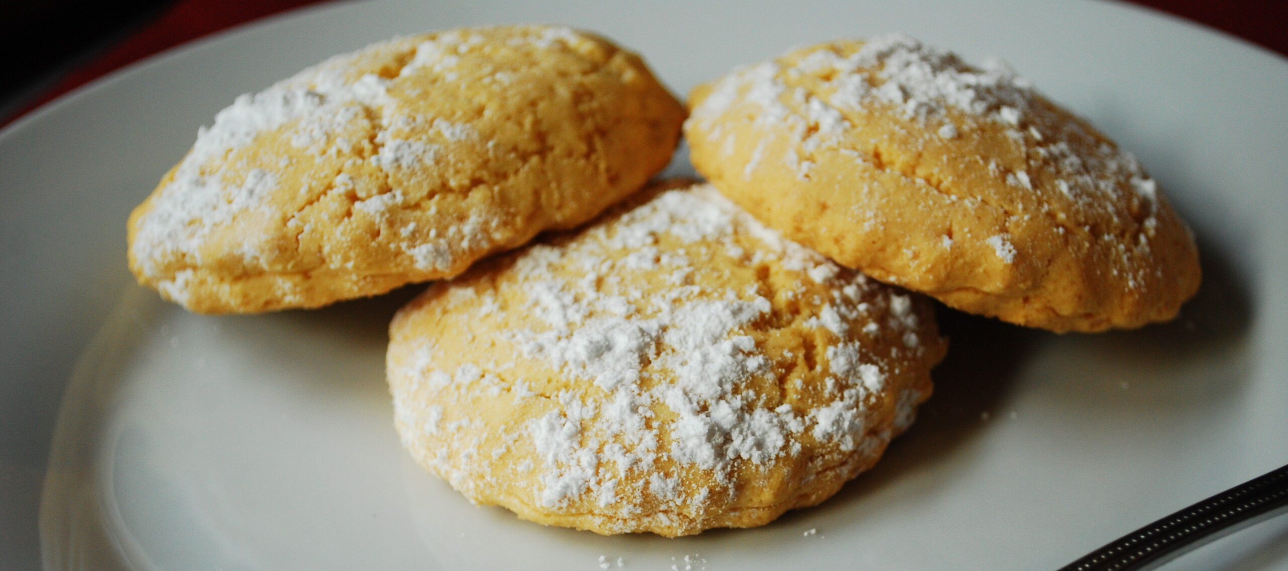 Biscotti ripieni di marmellata per la colazione e la merenda