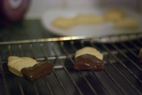 I biscotti a forma di bustina inzuppati nella cioccolata