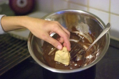 Biscotti inzuppati nella cioccolata.