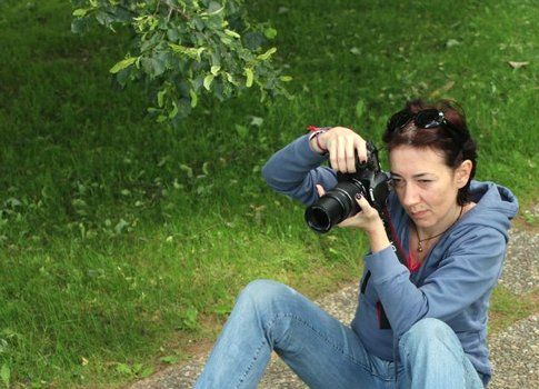 laviv concentrata in una delle sue passioni, la fotografia