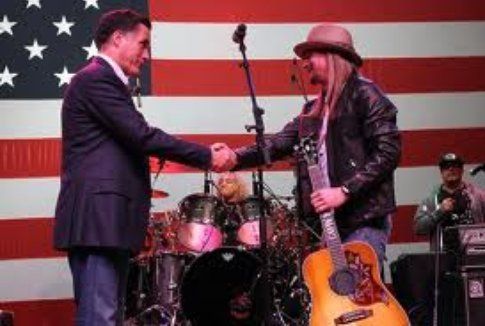 Kid Rock stringe la mano a Mitt Romney