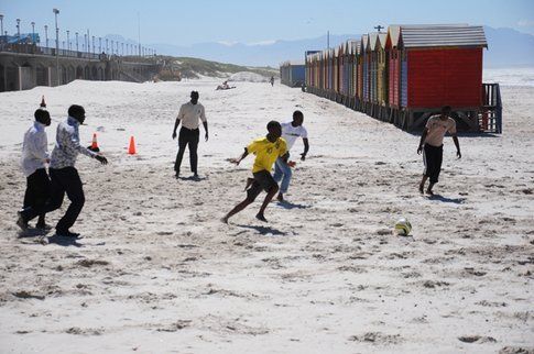 Derby improvvisato sulla spiaggia di Muizenberg