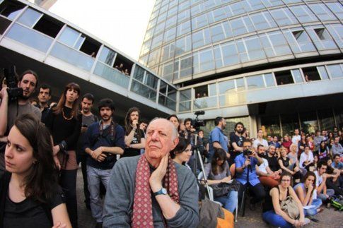 Dario Fo di fronte alla Torre Galfa, prima sede di Macao