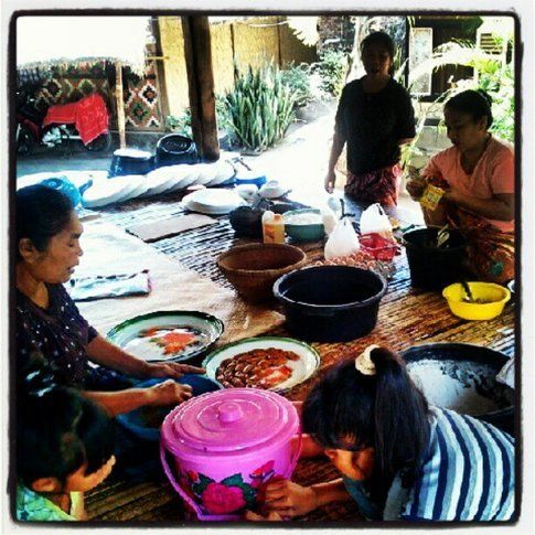 Donne Sasak preparano la festa finale del Ramadam a Kuta - Lombok