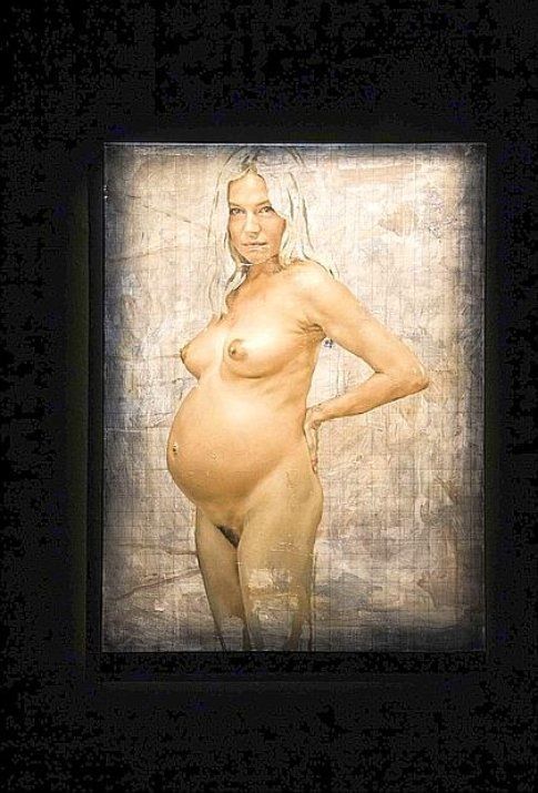Il dipinto della polemica che ritrae Sienna Miller incinta e senza veli