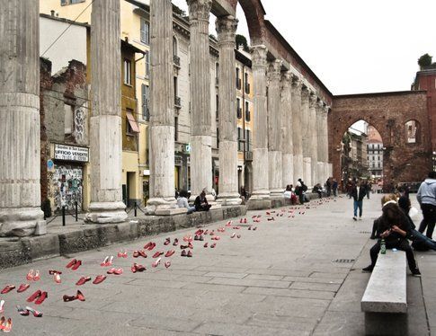 Zapatos Rojos di Elina Chauvet alle Colonne di San Lorenzo, Milano