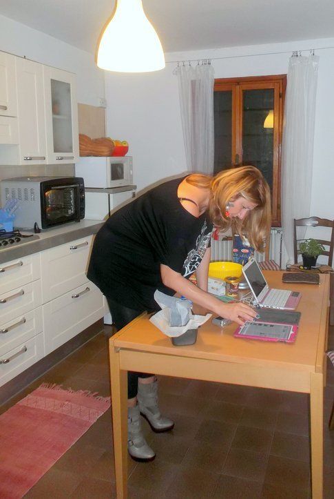 Irene in cucina tra un plumcake e un iPad e sempre sul tacco!