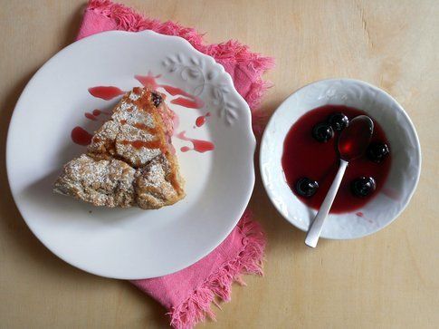 torta con frolla ripiena di crema e amarene