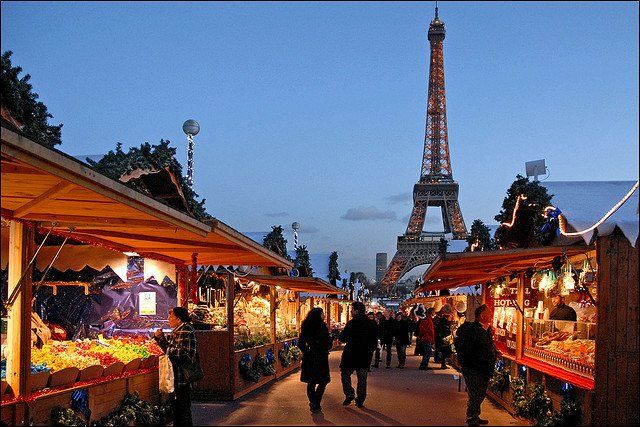 Natale a Parigi: mercatini, abeti giganti e una ruota panoramica