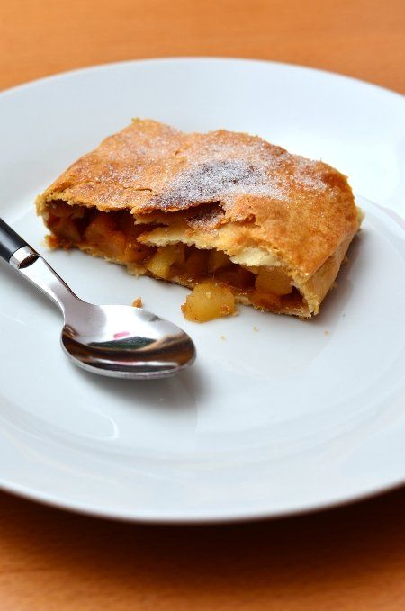 Strudel di mele e frutta secca da mangiare o regalare per Natale