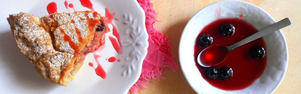 Torta di nonna papera ripiena, con crema e amarene sciroppate