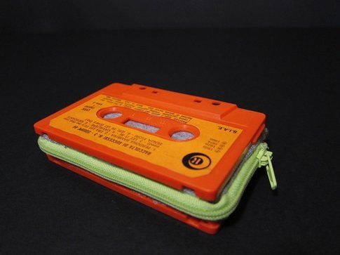 Portamonete con audiocassette riciclate