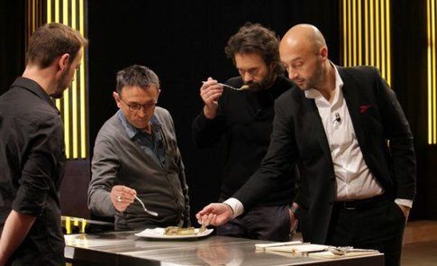 i tre giudici assaggiano un piatto (credit sito masterchef italia)