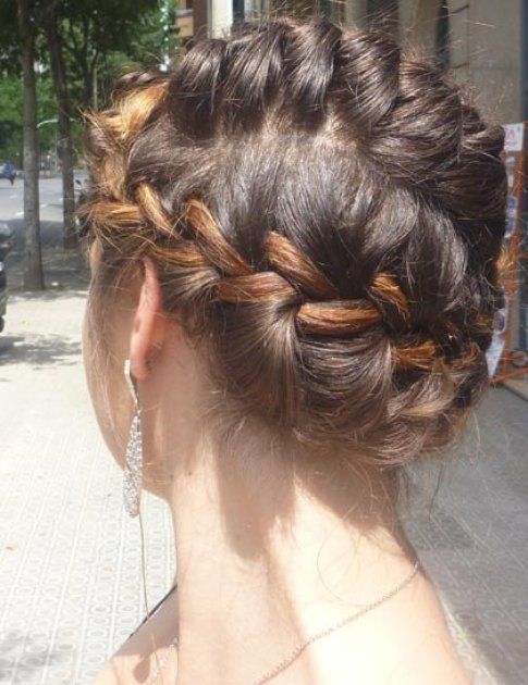 Hairstyle: doppia treccia dalle tempie fino al collo