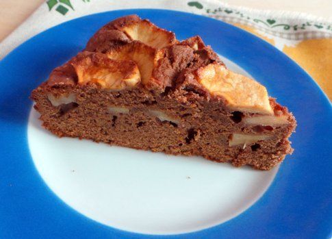 una fetta della torta con le mele al cioccolato