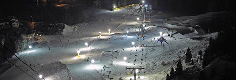 Lo snowpark del Monte Bondone durante una notturna