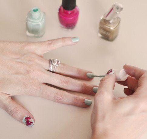 Terzo colore: completa la nail art - Foto: Love Maegan