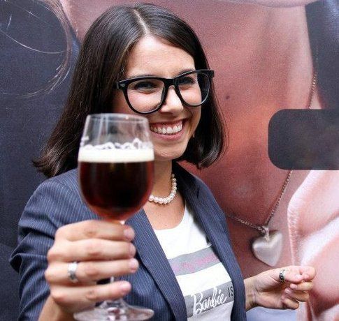 Domitilla con una bella birra (foto di Bianca Buoncristiani)